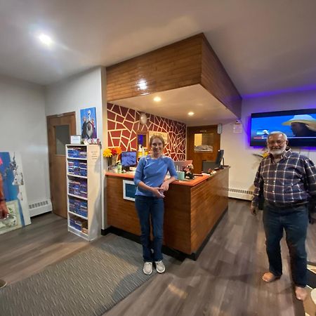 Ranchland Inn Nanton Экстерьер фото