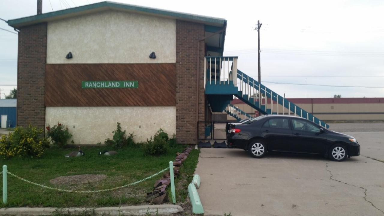 Ranchland Inn Nanton Экстерьер фото