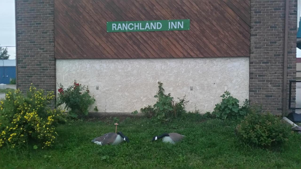 Ranchland Inn Nanton Экстерьер фото
