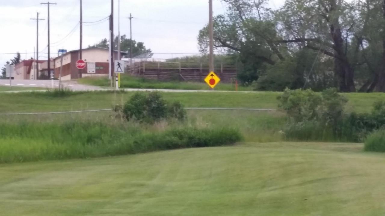 Ranchland Inn Nanton Экстерьер фото