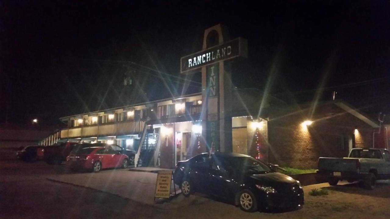 Ranchland Inn Nanton Экстерьер фото