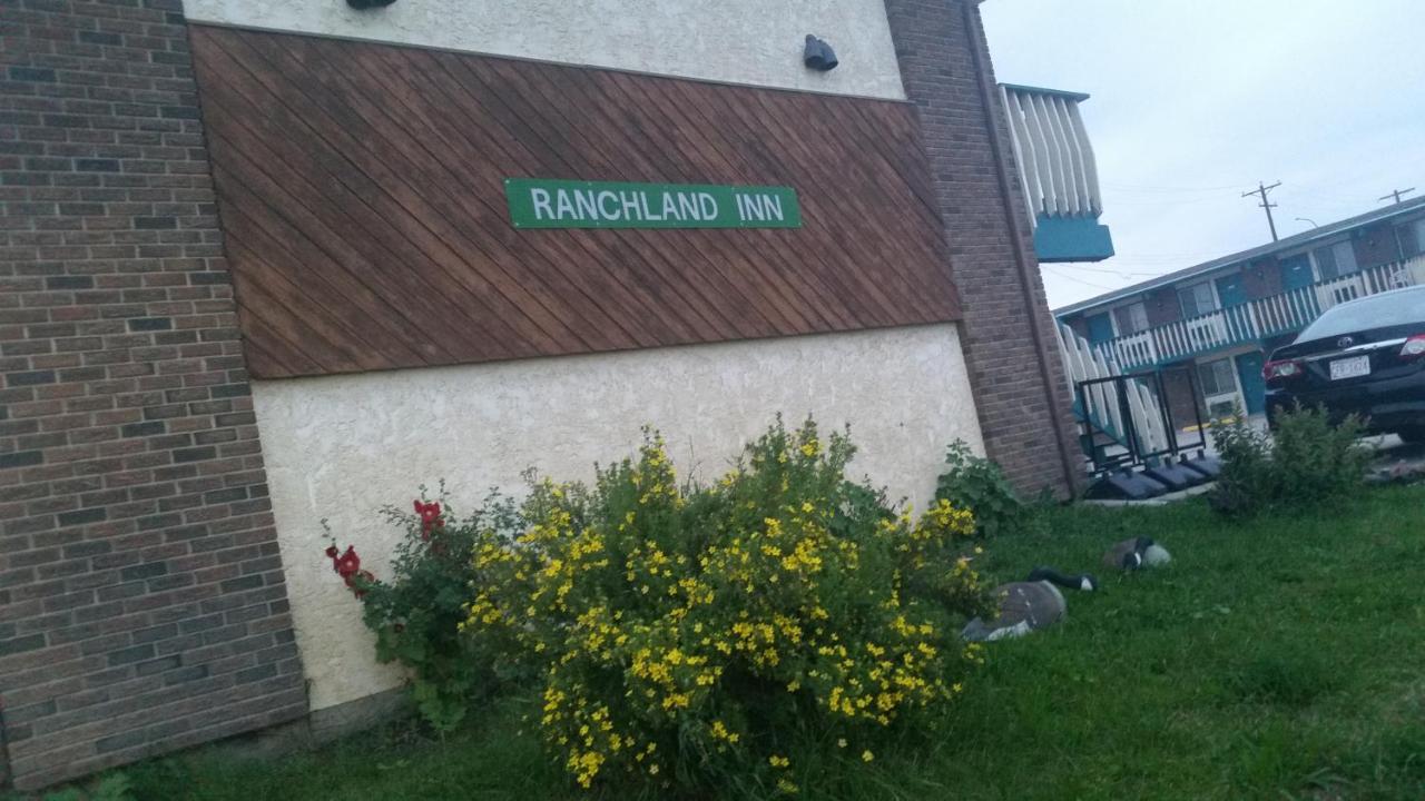 Ranchland Inn Nanton Экстерьер фото