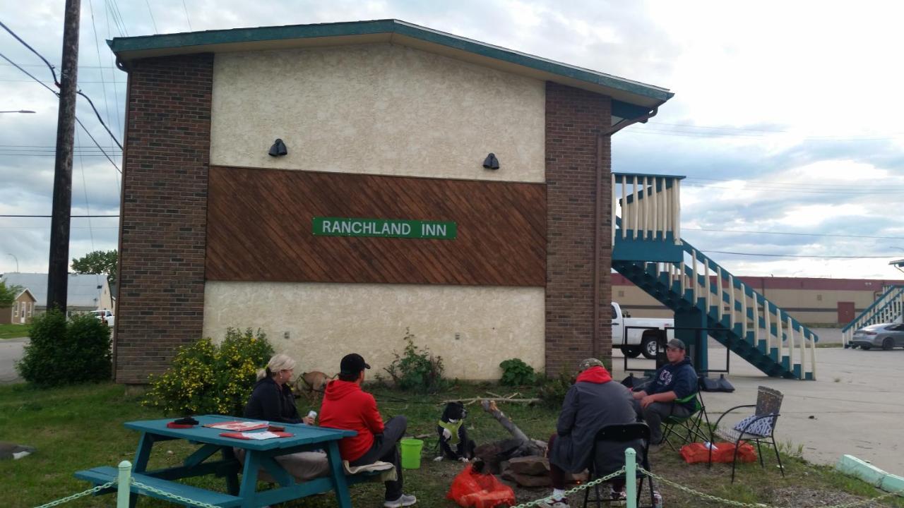 Ranchland Inn Nanton Экстерьер фото