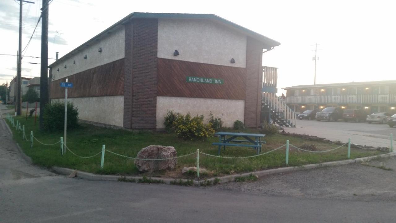 Ranchland Inn Nanton Экстерьер фото