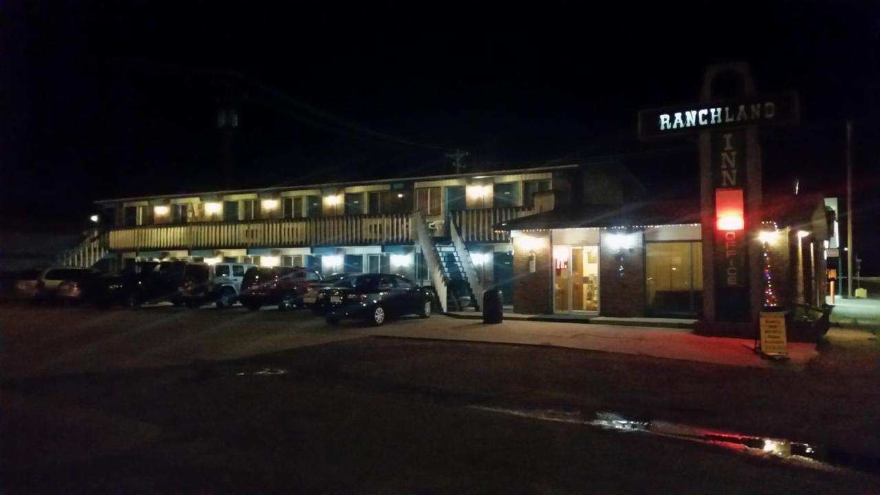 Ranchland Inn Nanton Экстерьер фото