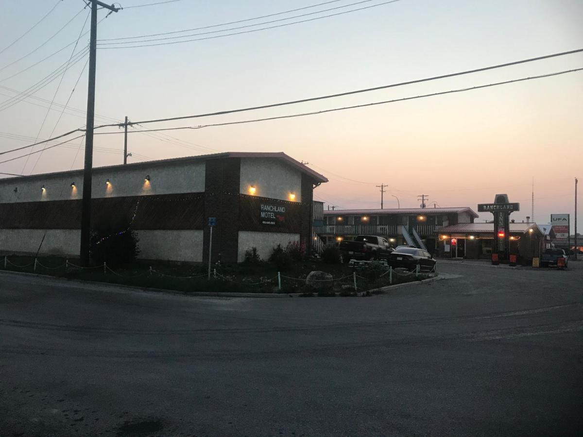 Ranchland Inn Nanton Экстерьер фото