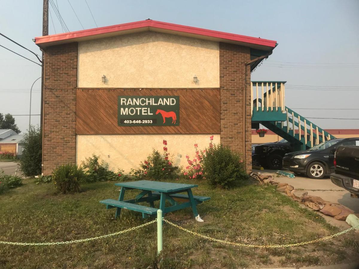 Ranchland Inn Nanton Экстерьер фото