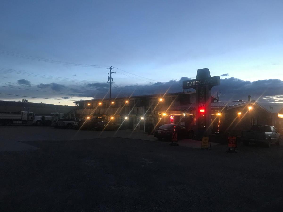 Ranchland Inn Nanton Экстерьер фото