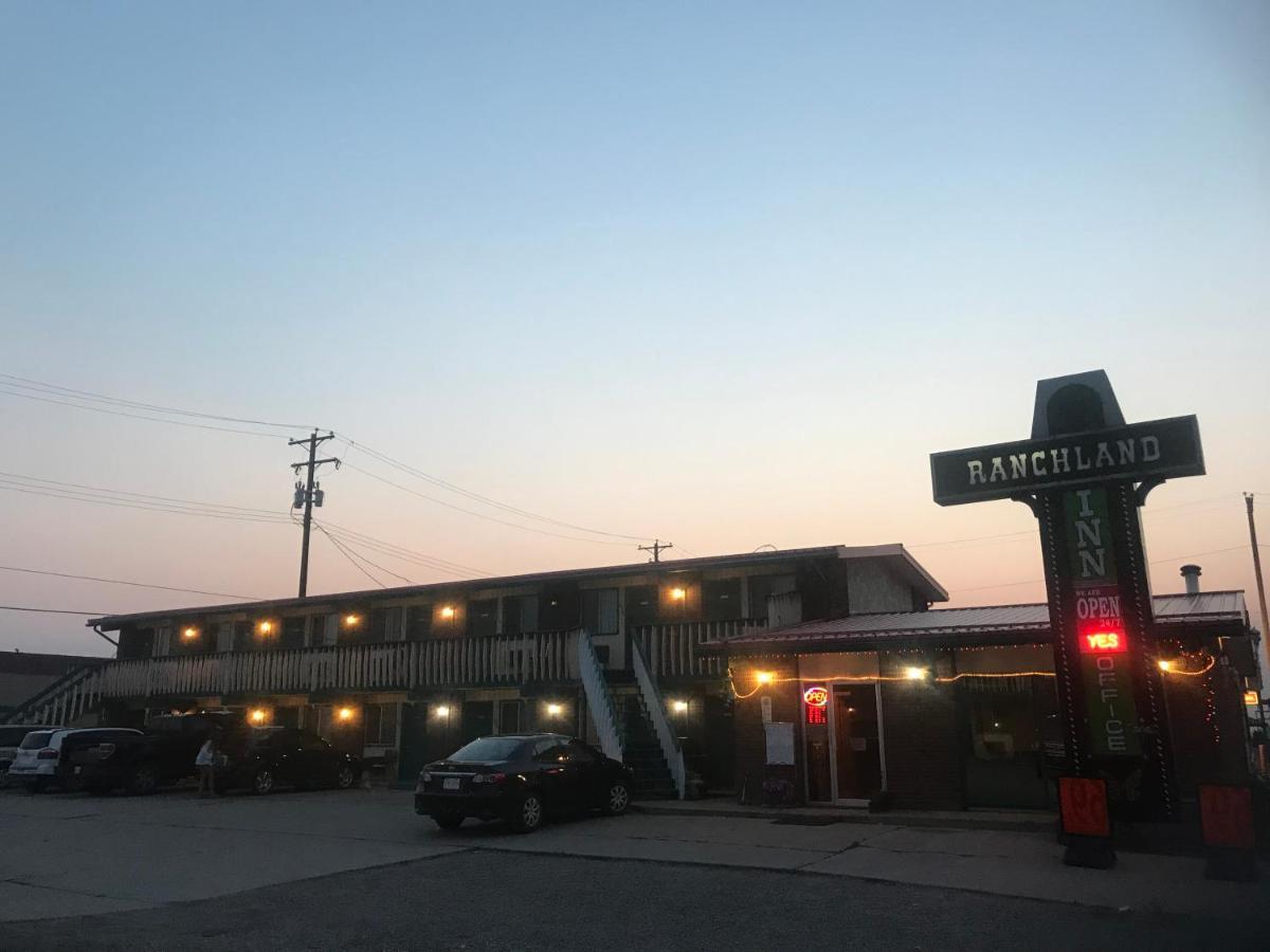 Ranchland Inn Nanton Экстерьер фото