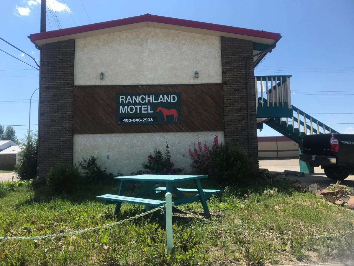 Ranchland Inn Nanton Экстерьер фото