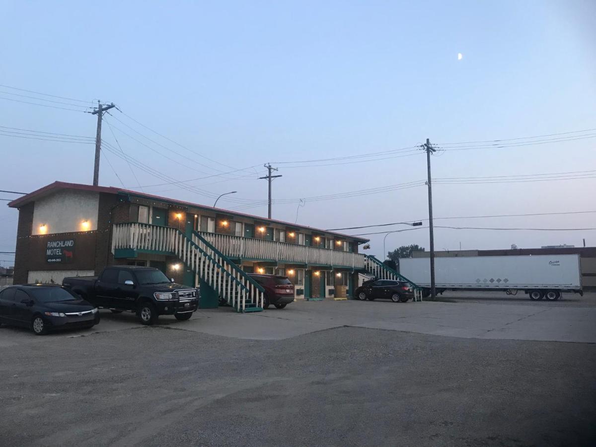 Ranchland Inn Nanton Экстерьер фото