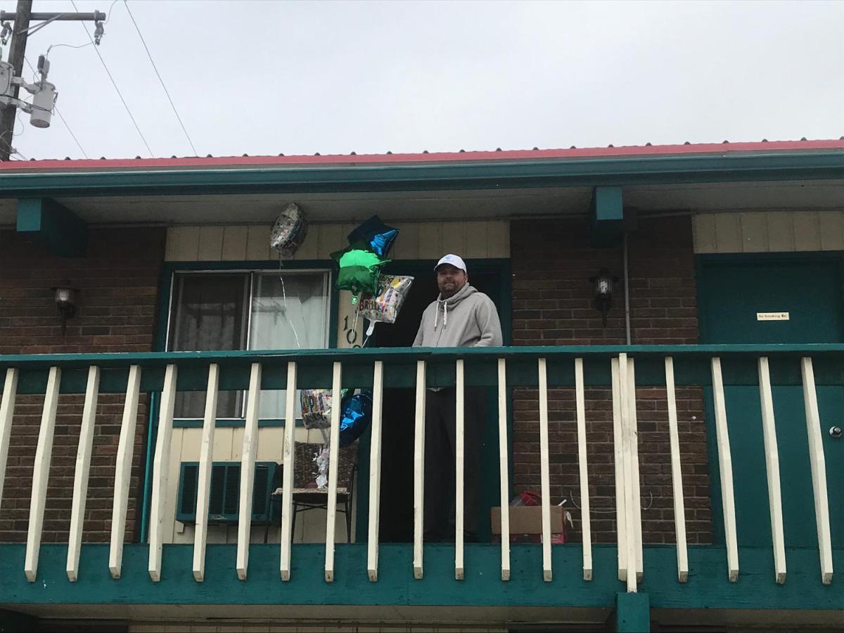 Ranchland Inn Nanton Экстерьер фото