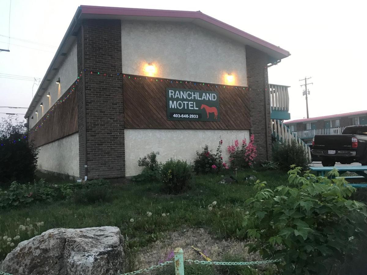 Ranchland Inn Nanton Экстерьер фото