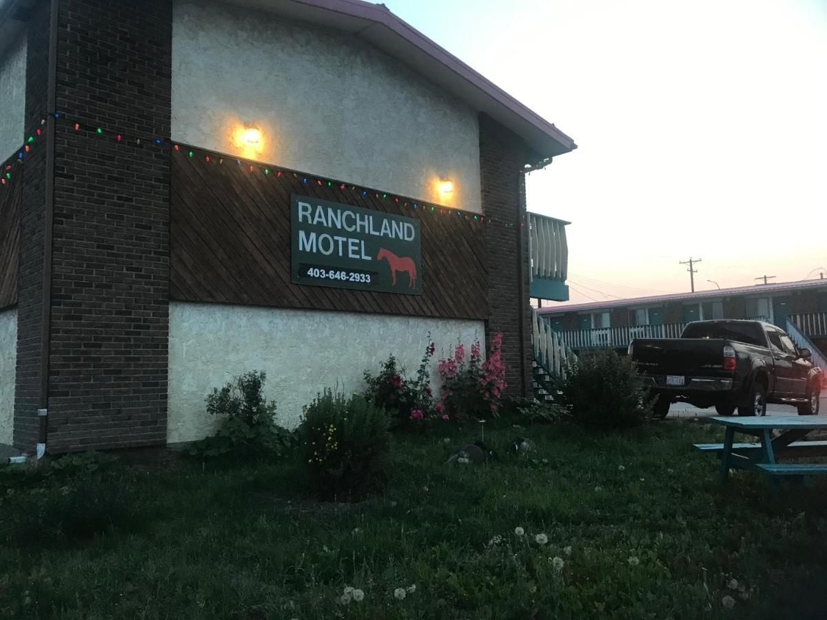Ranchland Inn Nanton Экстерьер фото