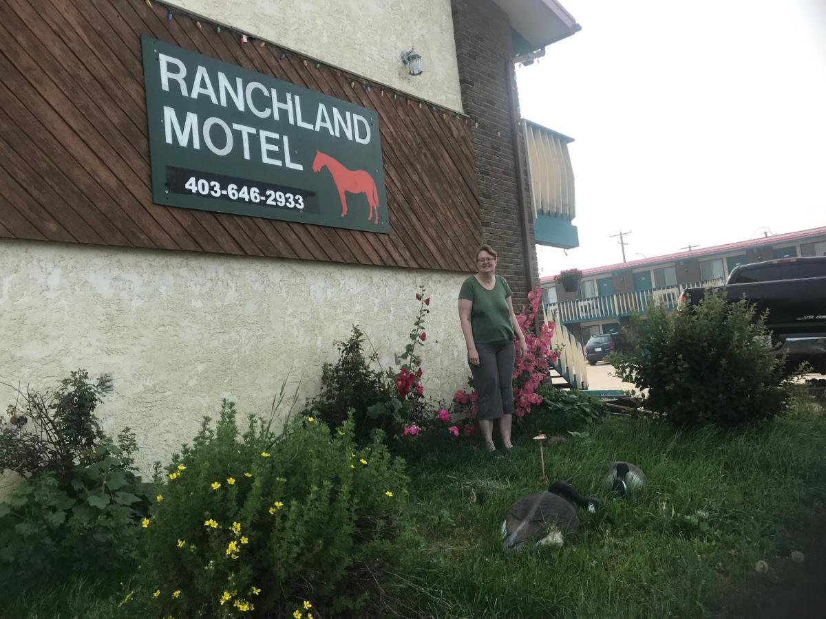 Ranchland Inn Nanton Экстерьер фото
