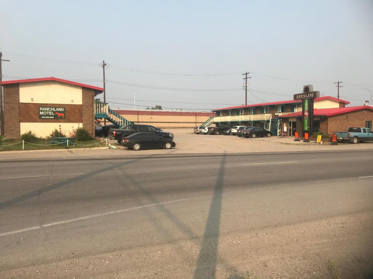 Ranchland Inn Nanton Экстерьер фото