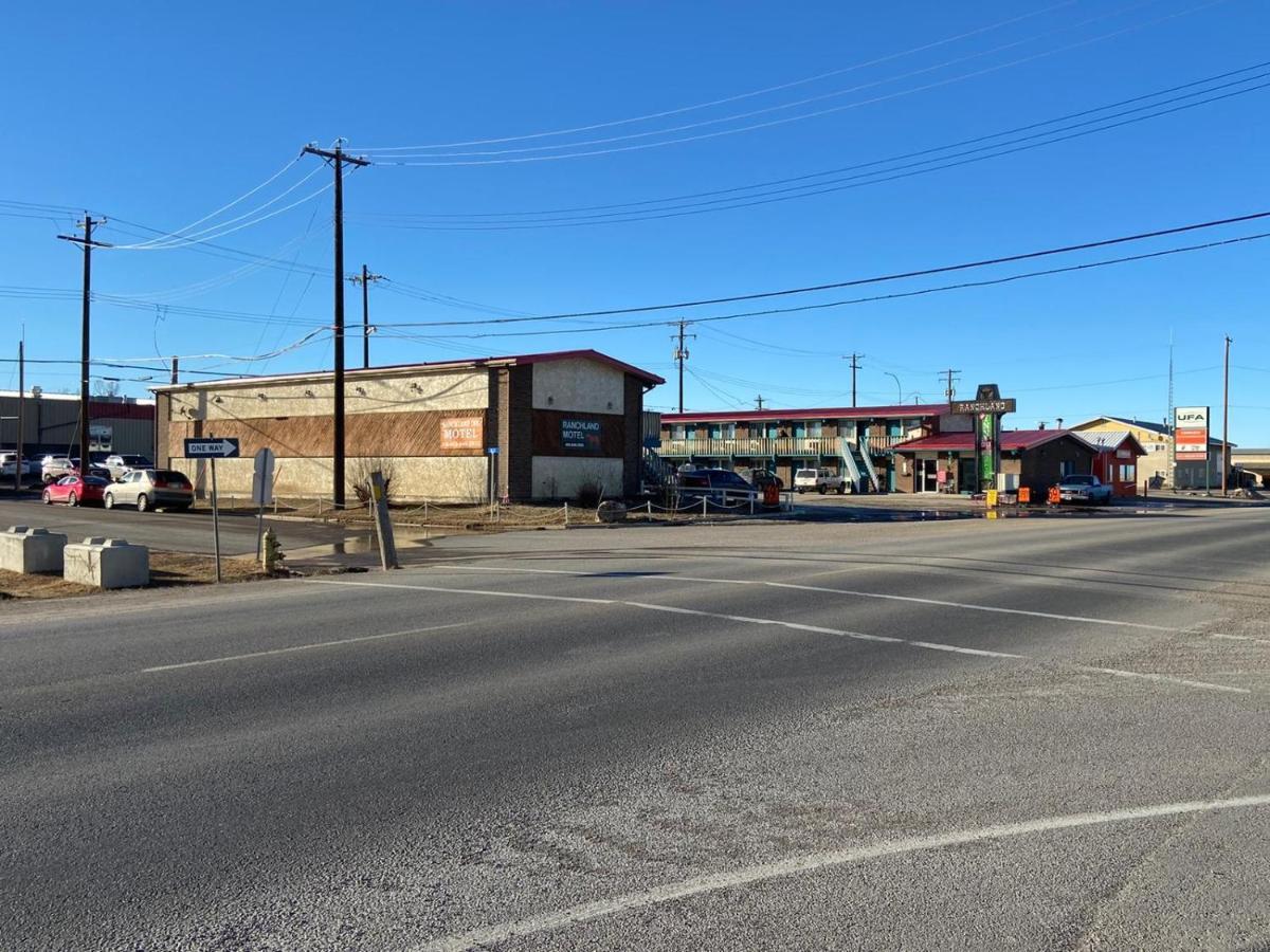 Ranchland Inn Nanton Экстерьер фото