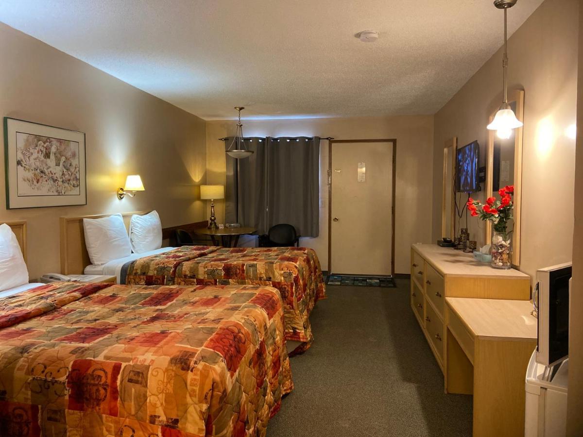 Ranchland Inn Nanton Экстерьер фото