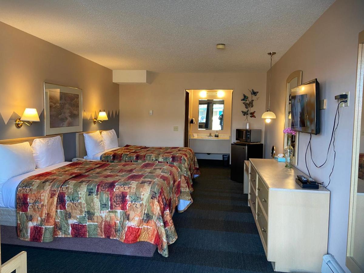 Ranchland Inn Nanton Экстерьер фото