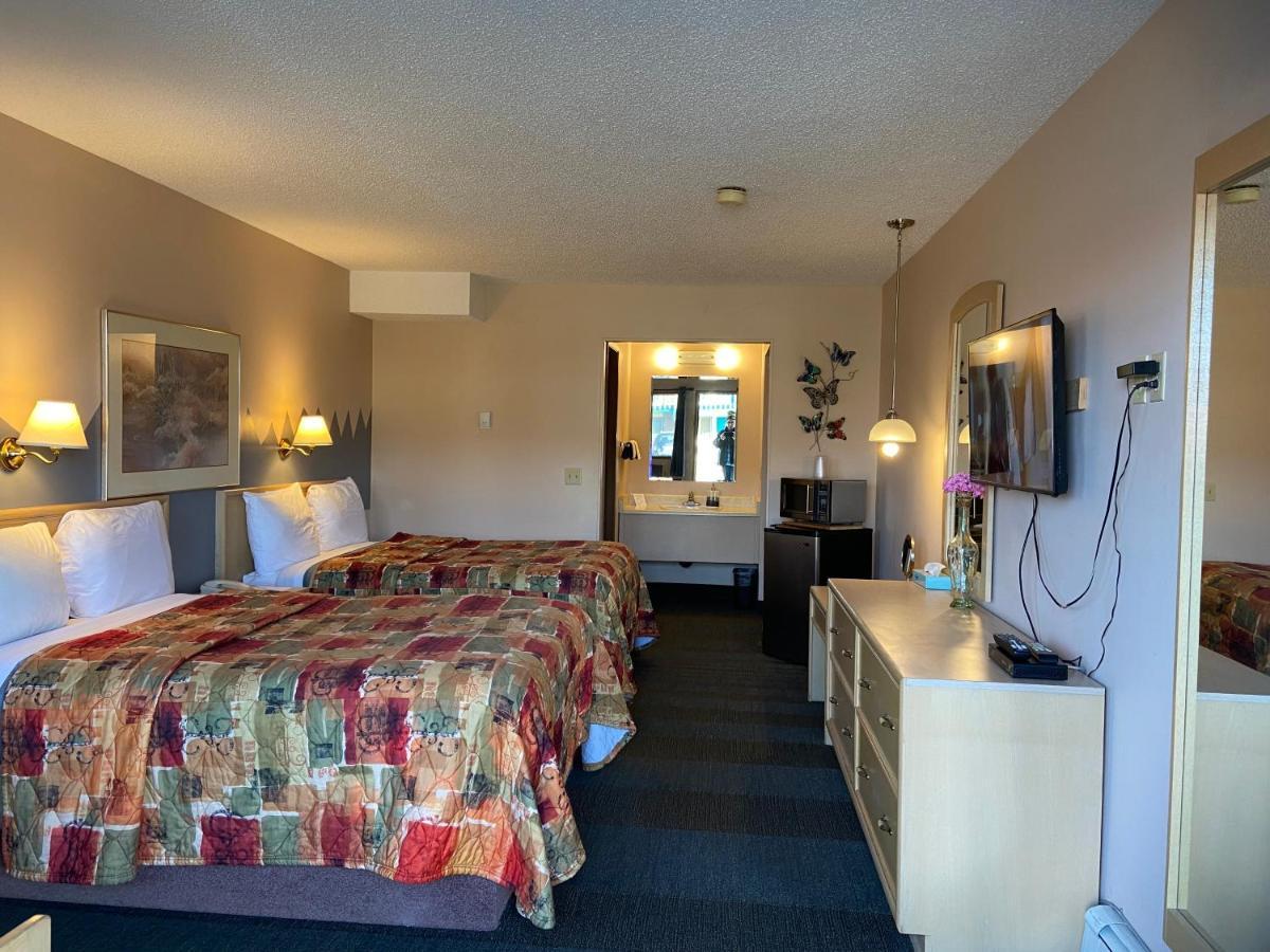 Ranchland Inn Nanton Экстерьер фото