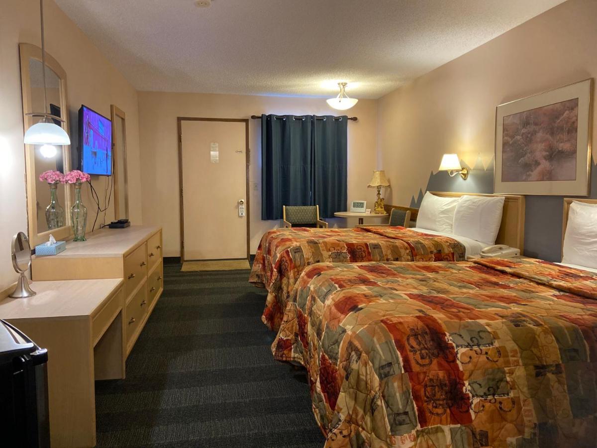 Ranchland Inn Nanton Экстерьер фото