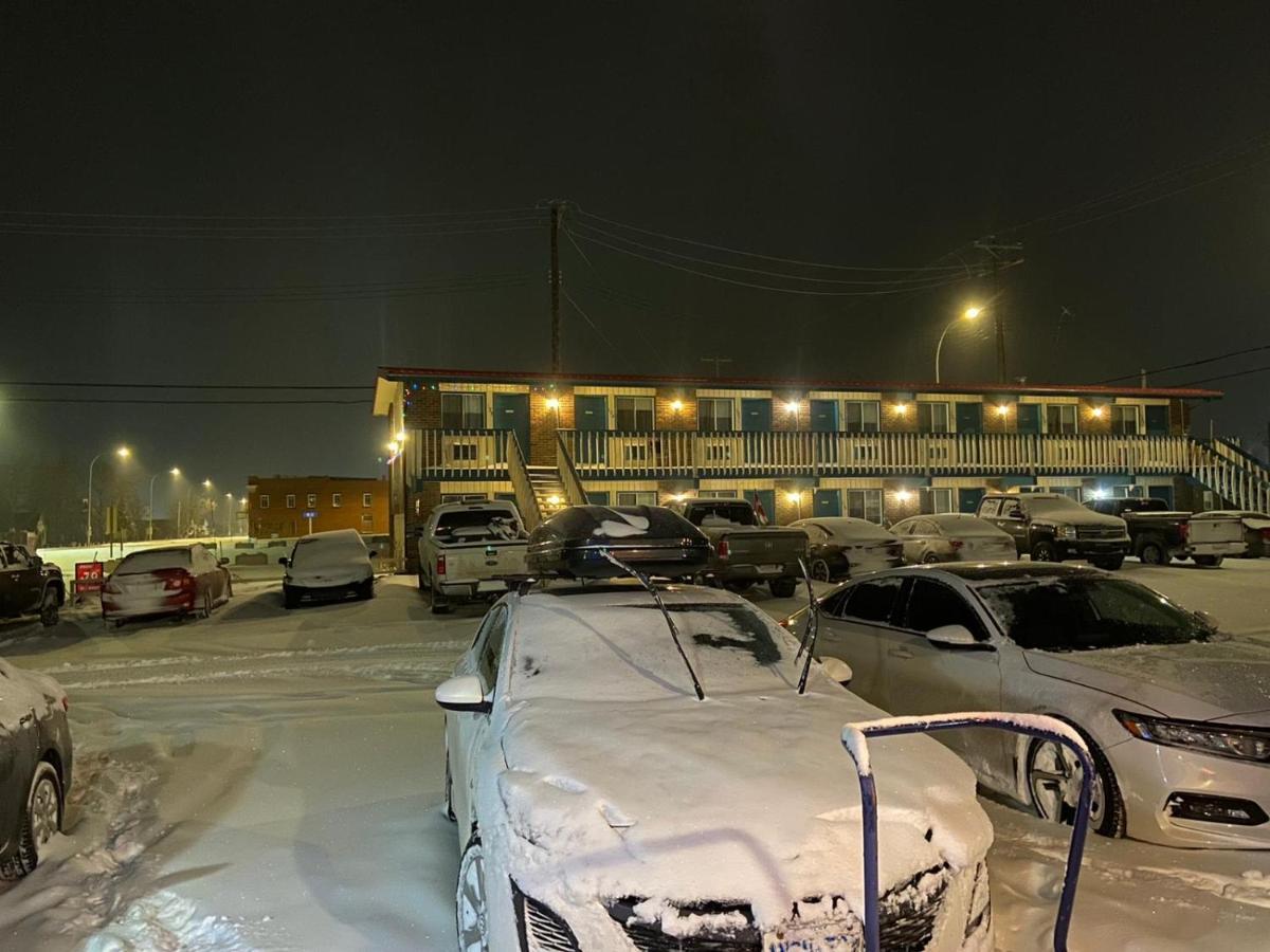 Ranchland Inn Nanton Экстерьер фото