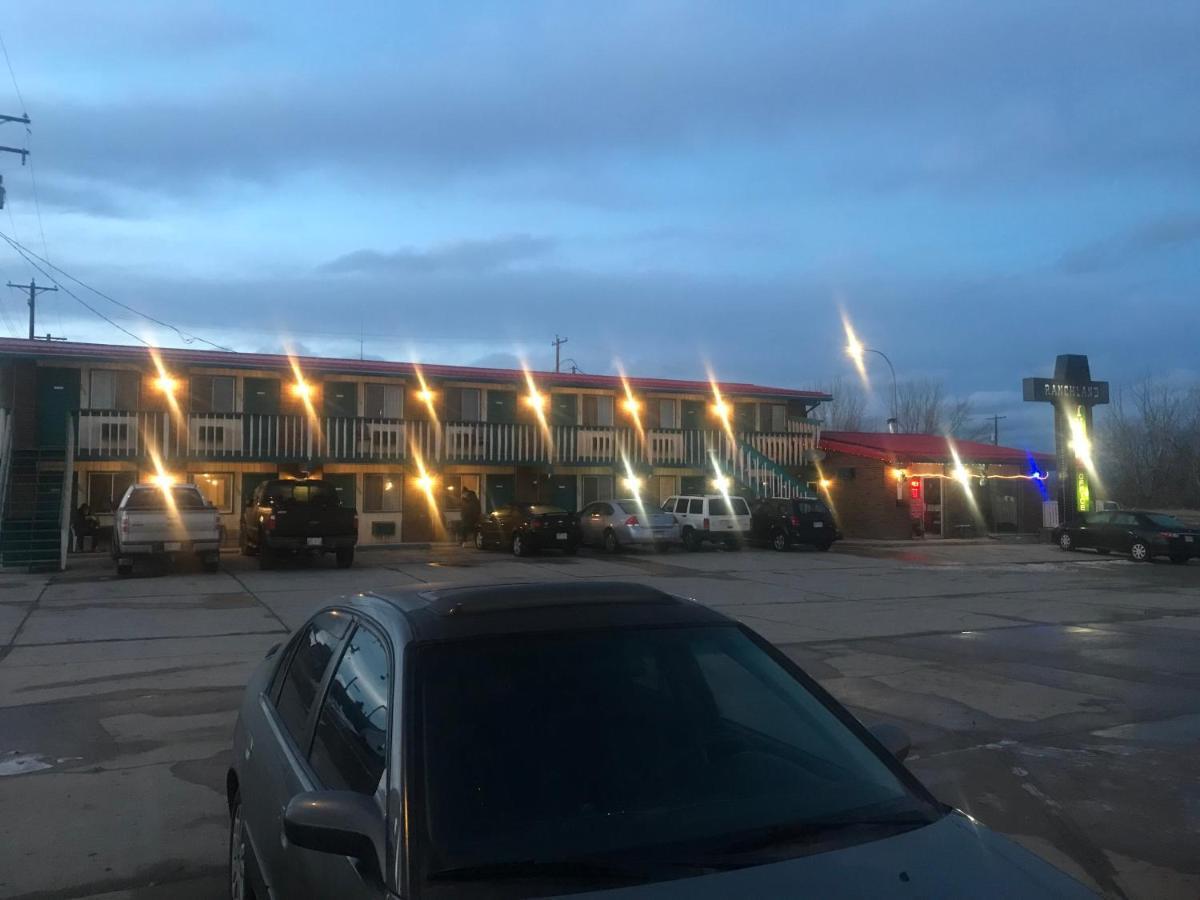 Ranchland Inn Nanton Экстерьер фото