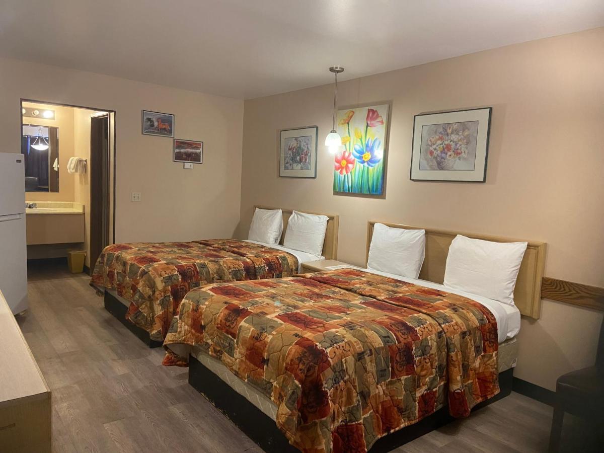 Ranchland Inn Nanton Экстерьер фото