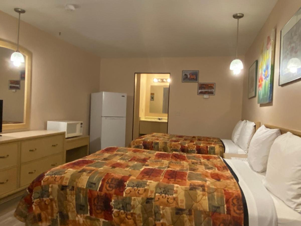 Ranchland Inn Nanton Экстерьер фото