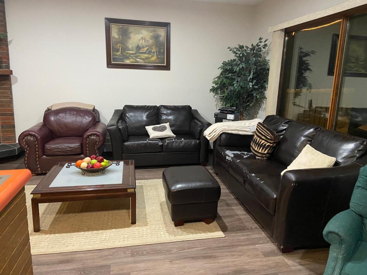 Ranchland Inn Nanton Экстерьер фото