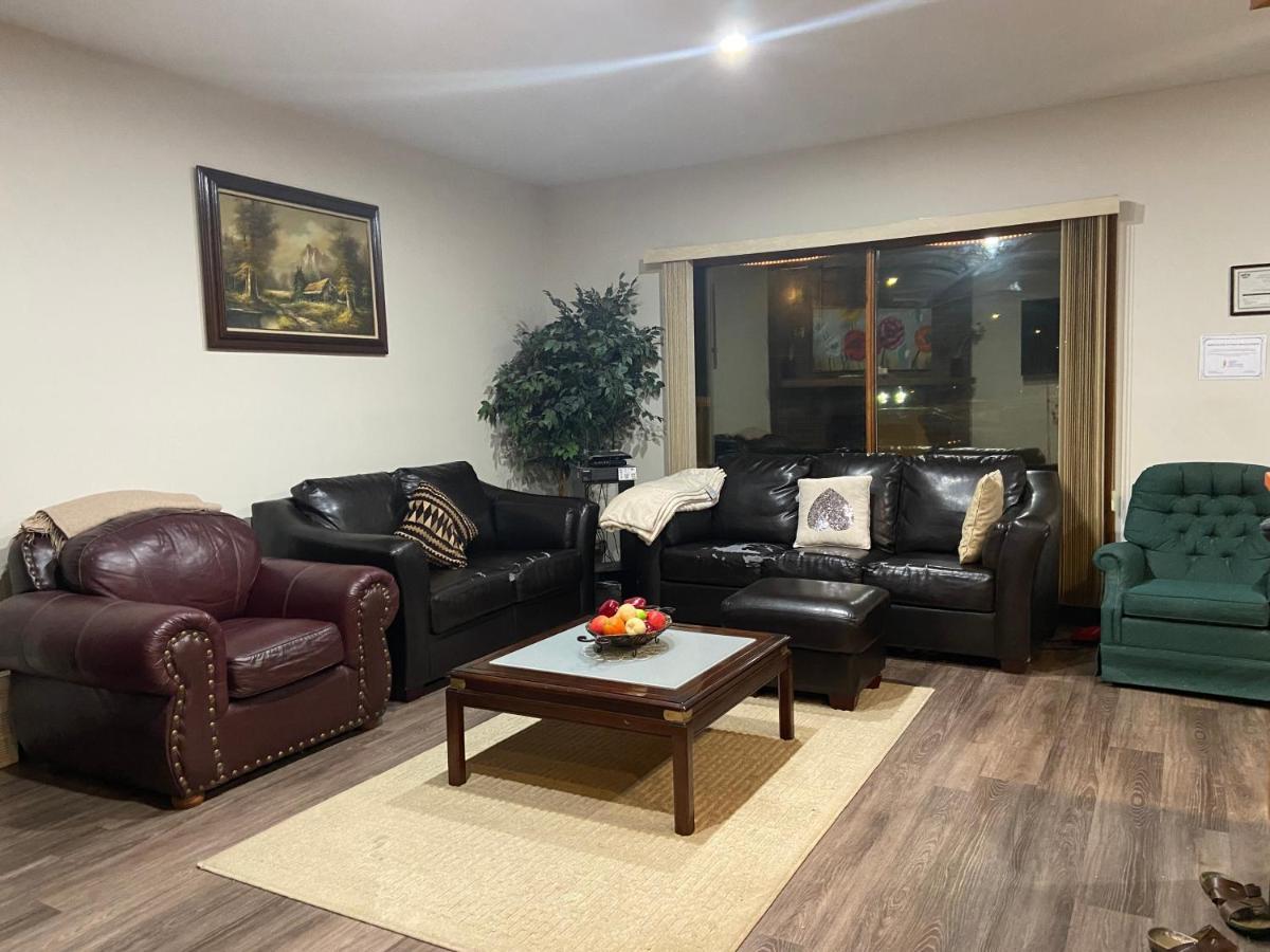 Ranchland Inn Nanton Экстерьер фото