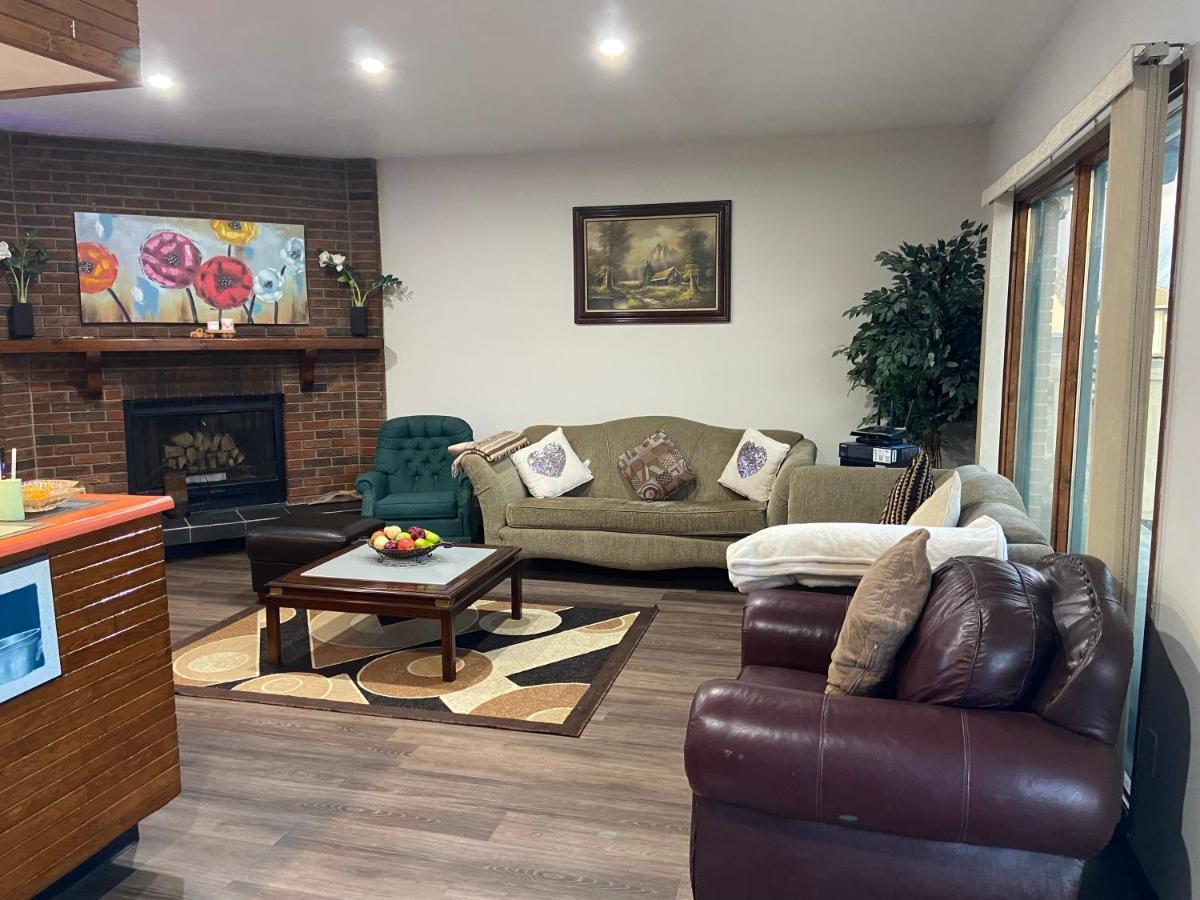 Ranchland Inn Nanton Экстерьер фото