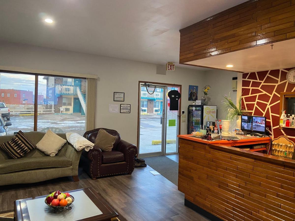 Ranchland Inn Nanton Экстерьер фото
