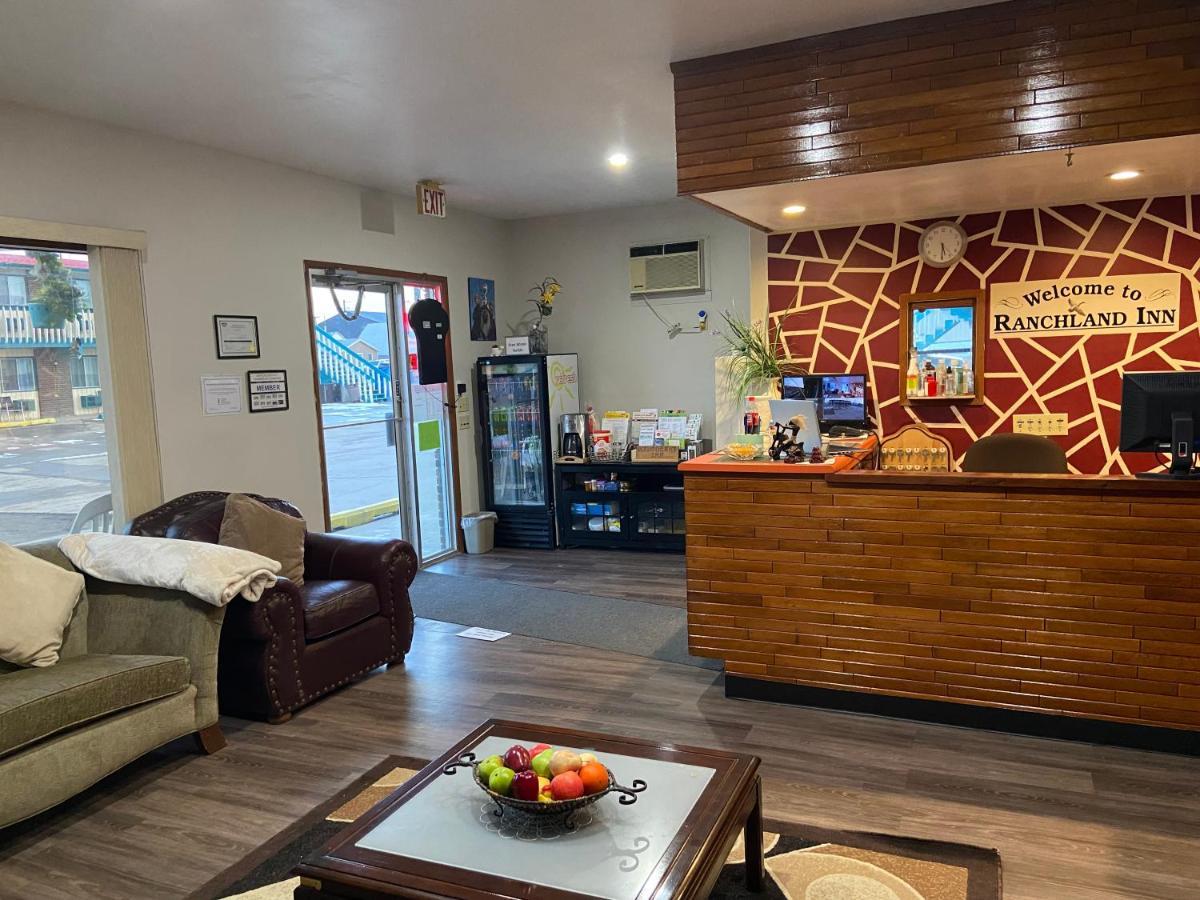 Ranchland Inn Nanton Экстерьер фото