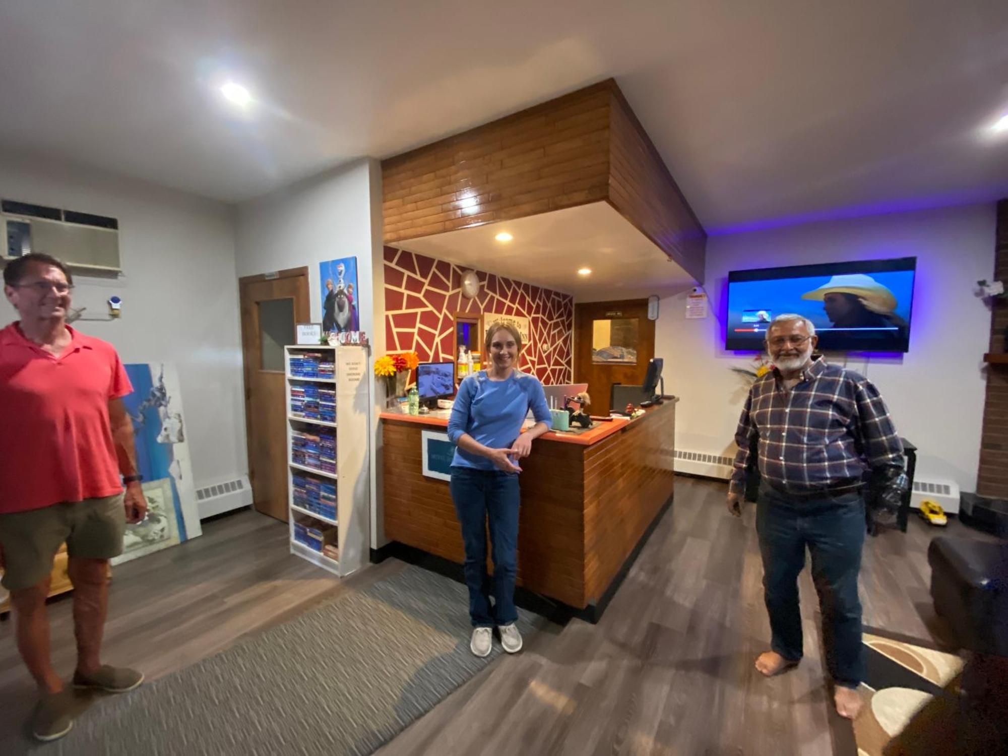 Ranchland Inn Nanton Экстерьер фото