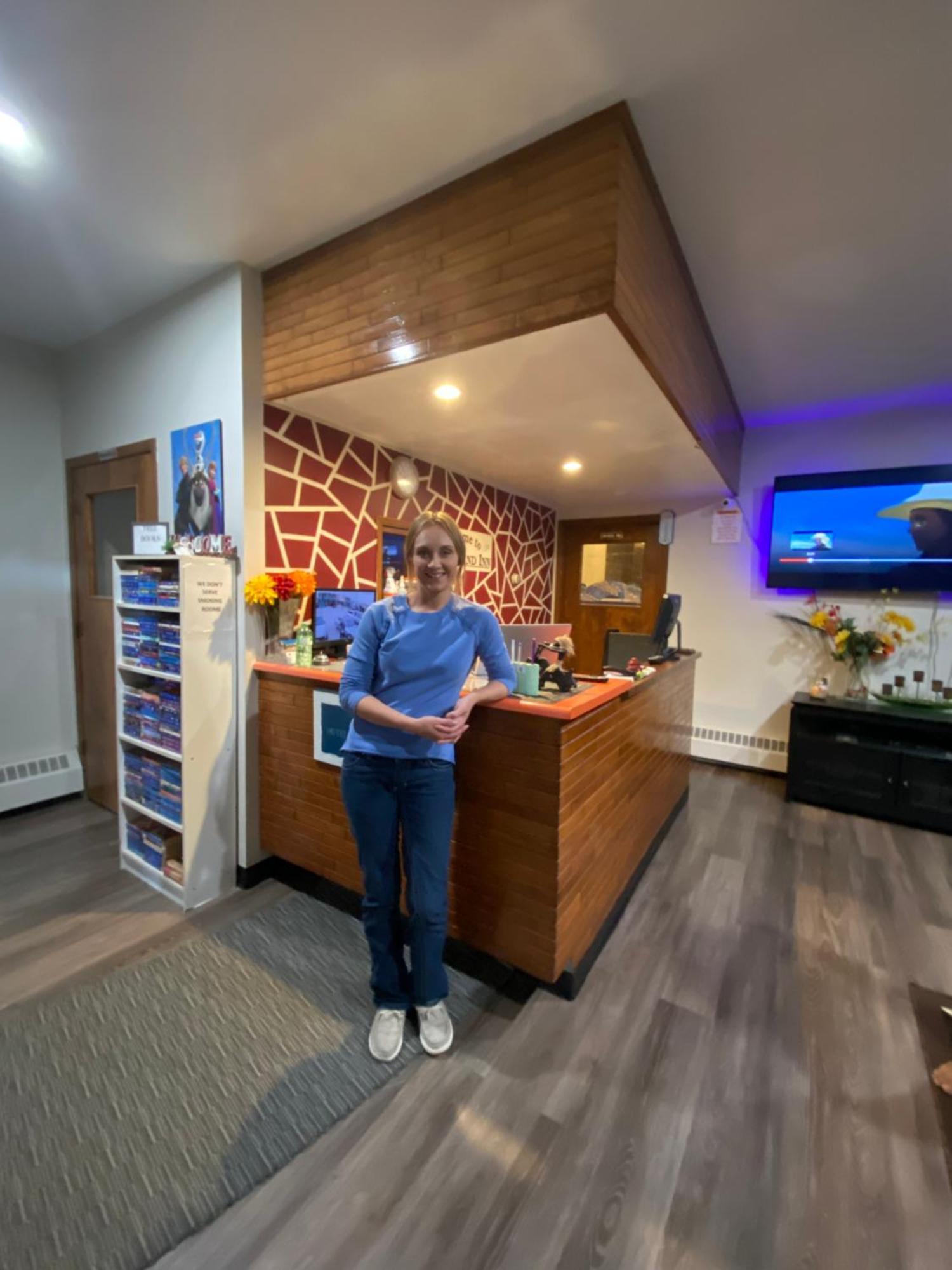 Ranchland Inn Nanton Экстерьер фото