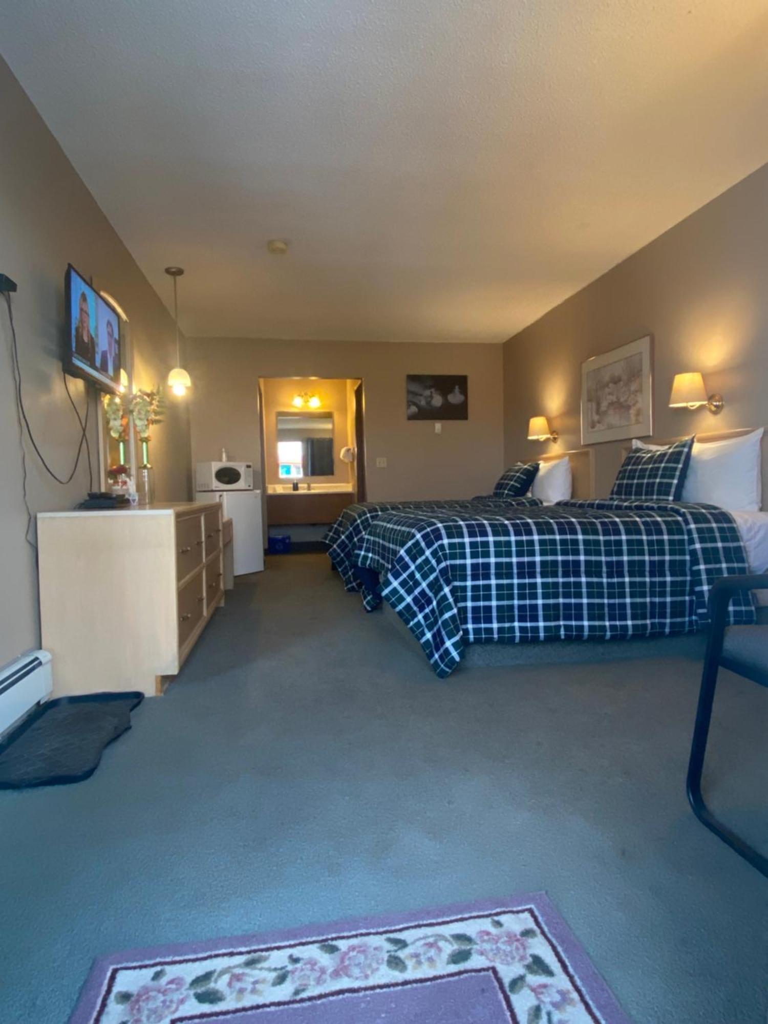 Ranchland Inn Nanton Экстерьер фото
