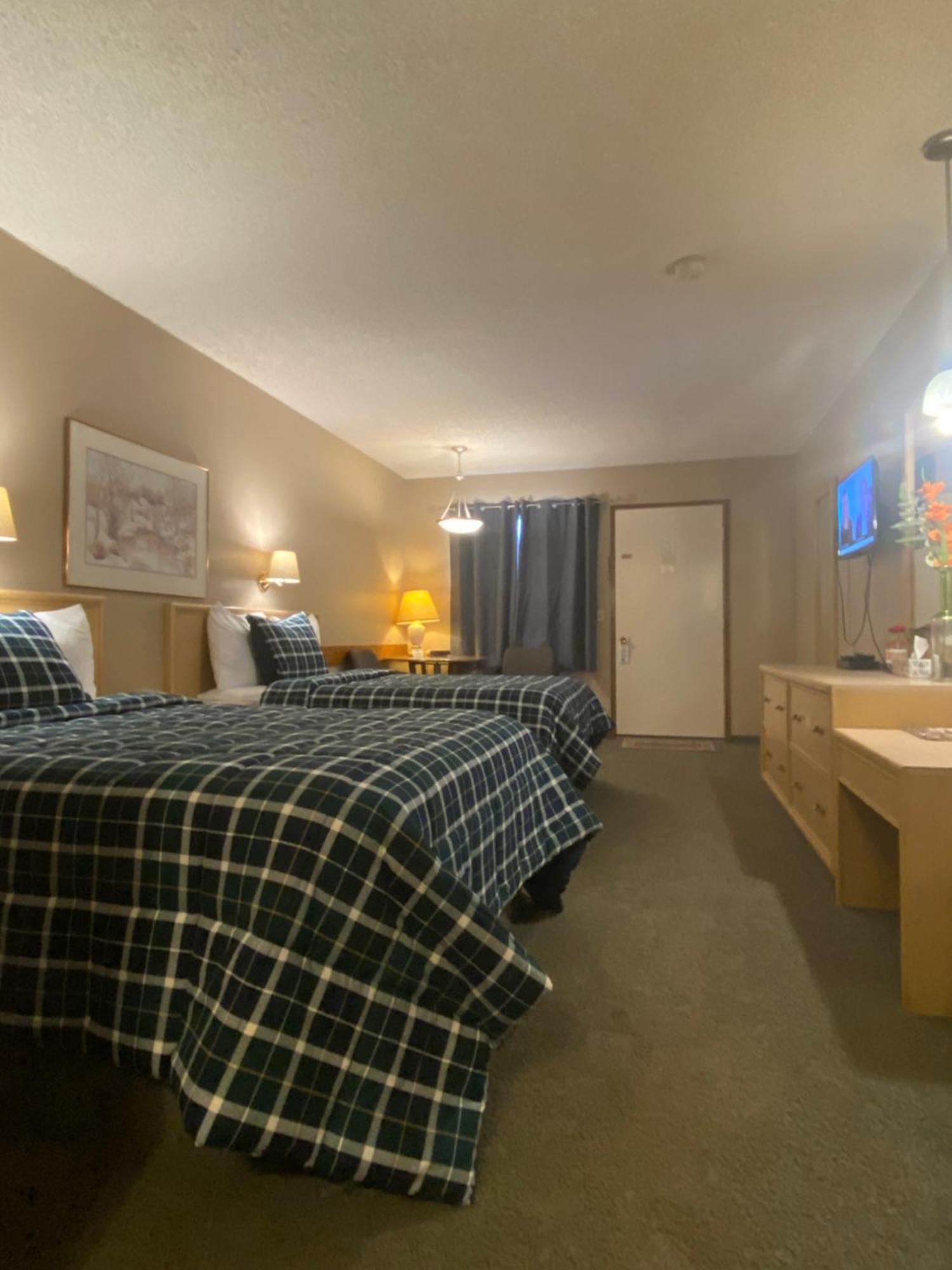 Ranchland Inn Nanton Экстерьер фото