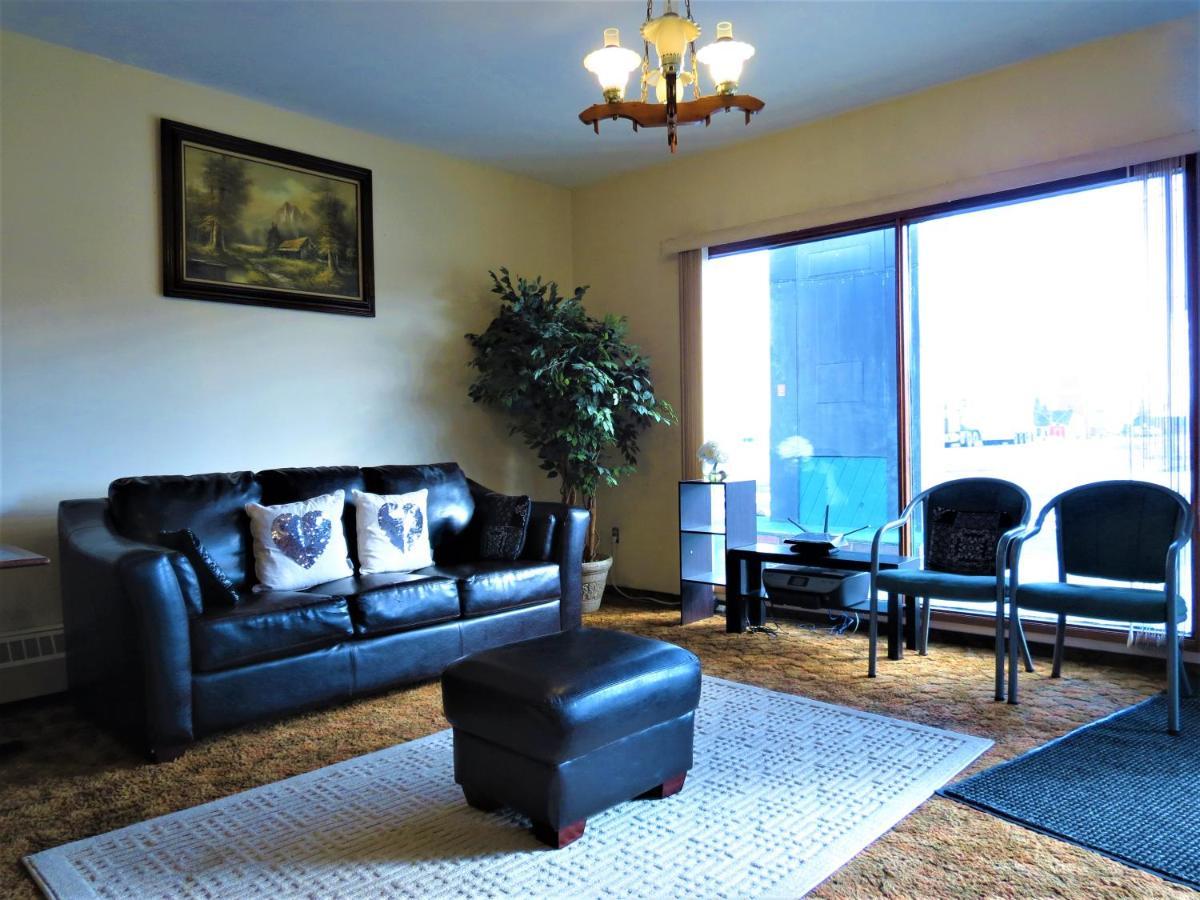 Ranchland Inn Nanton Экстерьер фото